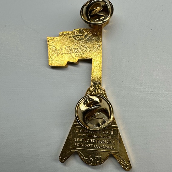 Maui July 4th Waving Flag Guitar Pin- 2001 - Picture 2 of 2